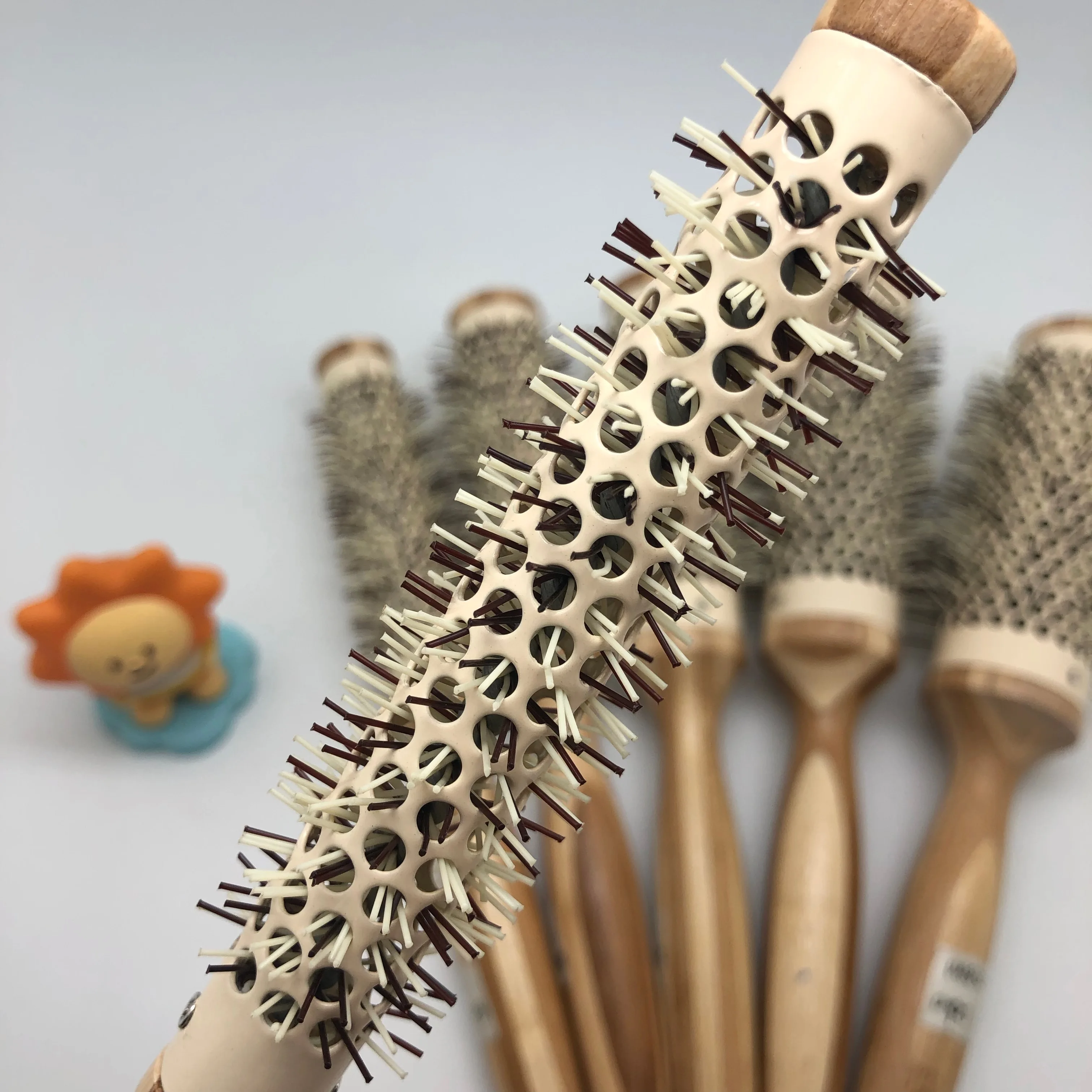 Professional Hairdressing Salon Wood Handle Curly Hair Roll Round Comb