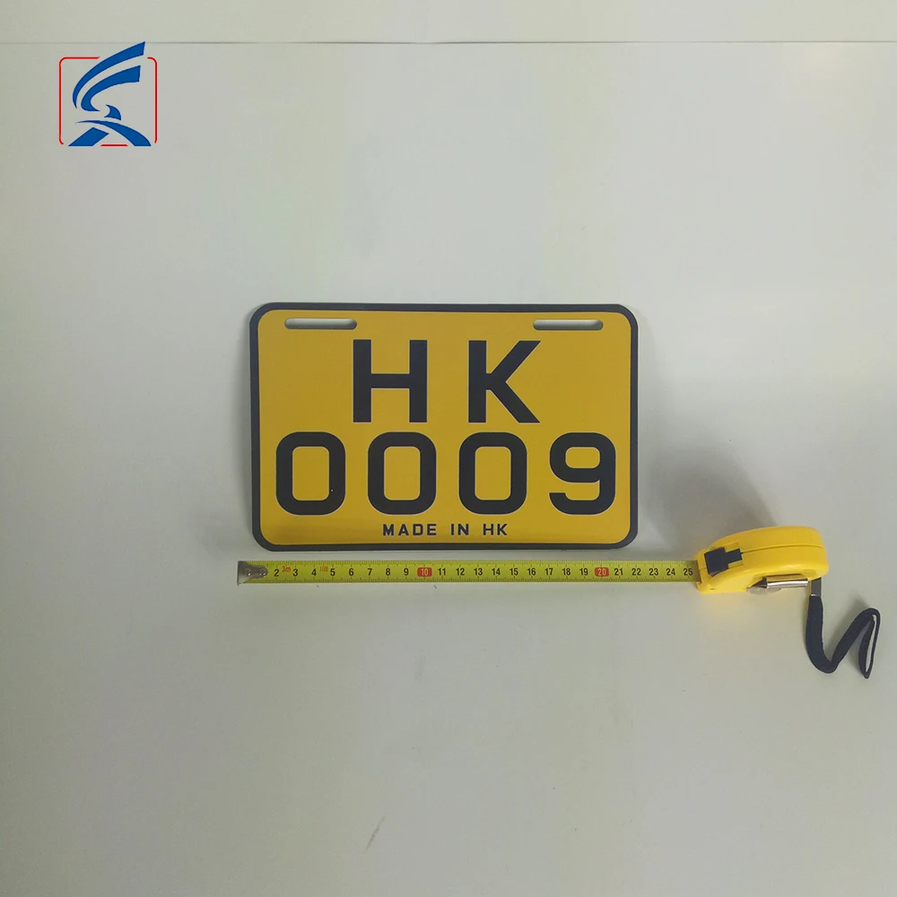 Желтый номерной знак для автомобиля с индивидуальным номером