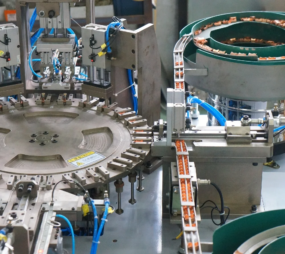 
 Индивидуальная автоматическая машина для прессования и заклепок  