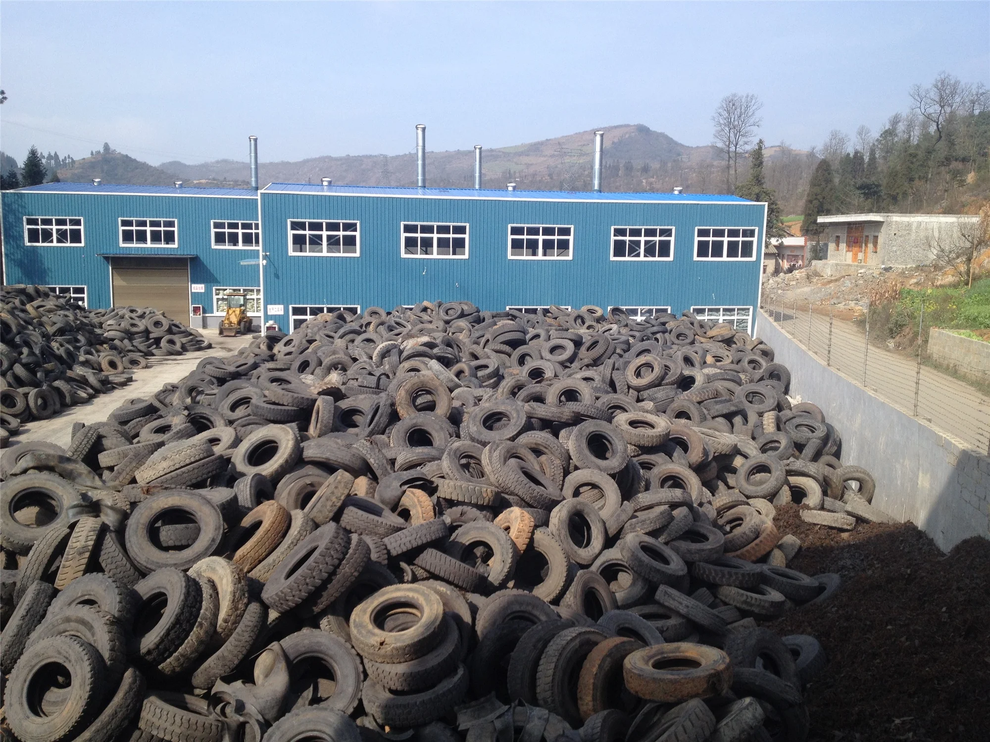 Waste rubber recycling tire crushing production line