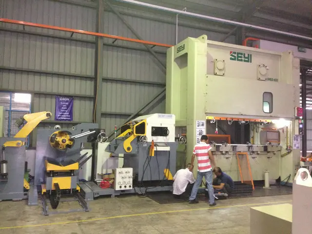 Space-saving Metal Coil Decoiler Straightener and Servo Roll Feeder for Auto Parts Production Line