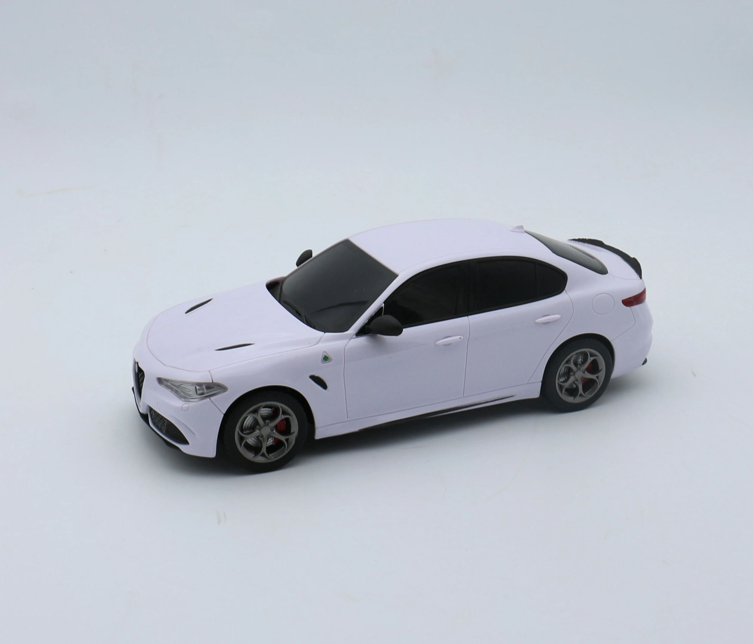  1 18 Масштаб 2 4G Радиоуправляемый автомобиль Радиоуправляемая машина Alfa Romeo Giulia с подсветкой