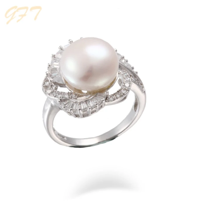 
Mirror-polished pearl silver ring with crystal 