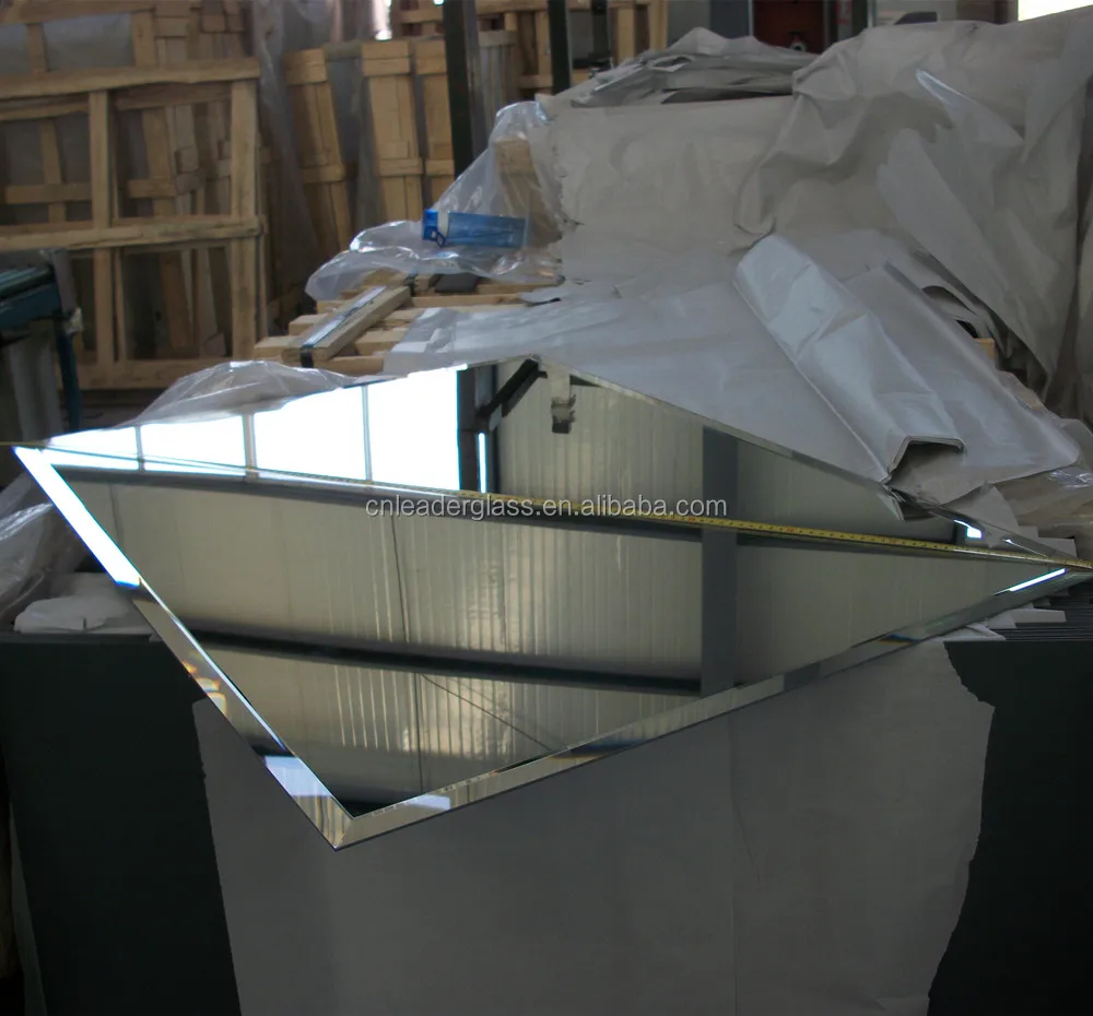 Безрамная скошенная настенная зеркальная поверхность