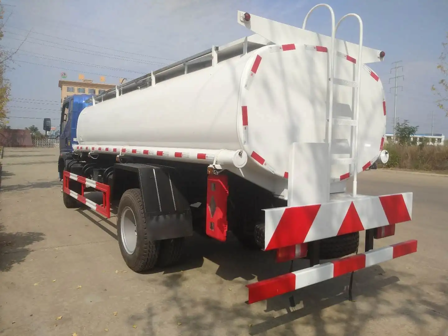 Euro II 4X2 HOWO 10000 liters refuel tank truck 2 axles 10cbm fuel bowser tanker truck 10t oil tank truck for sale