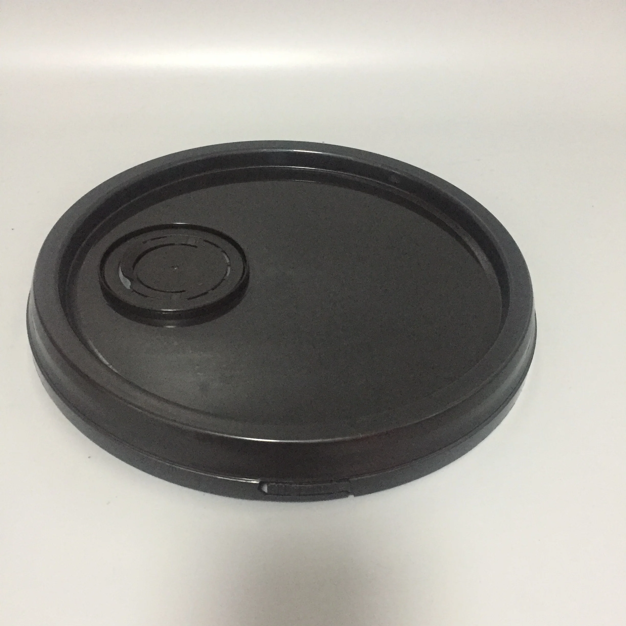 10 liter plastic pail with lid and pour spout