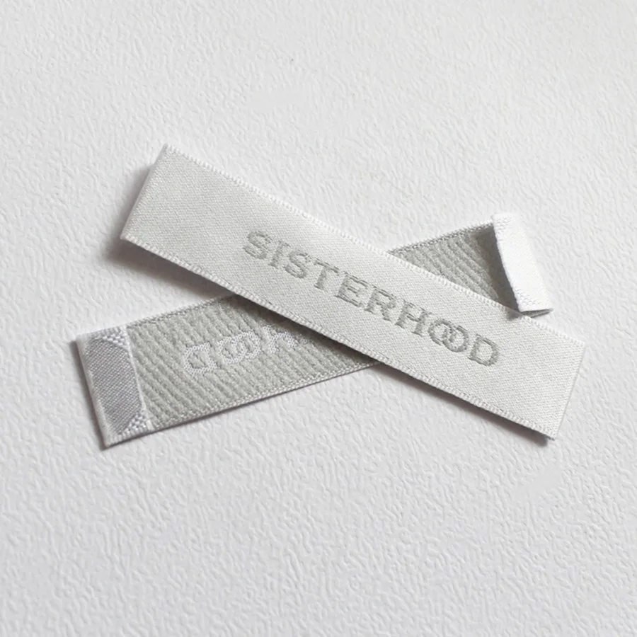 Пользовательские печатные брендовые красивые тканые этикетки для одежды