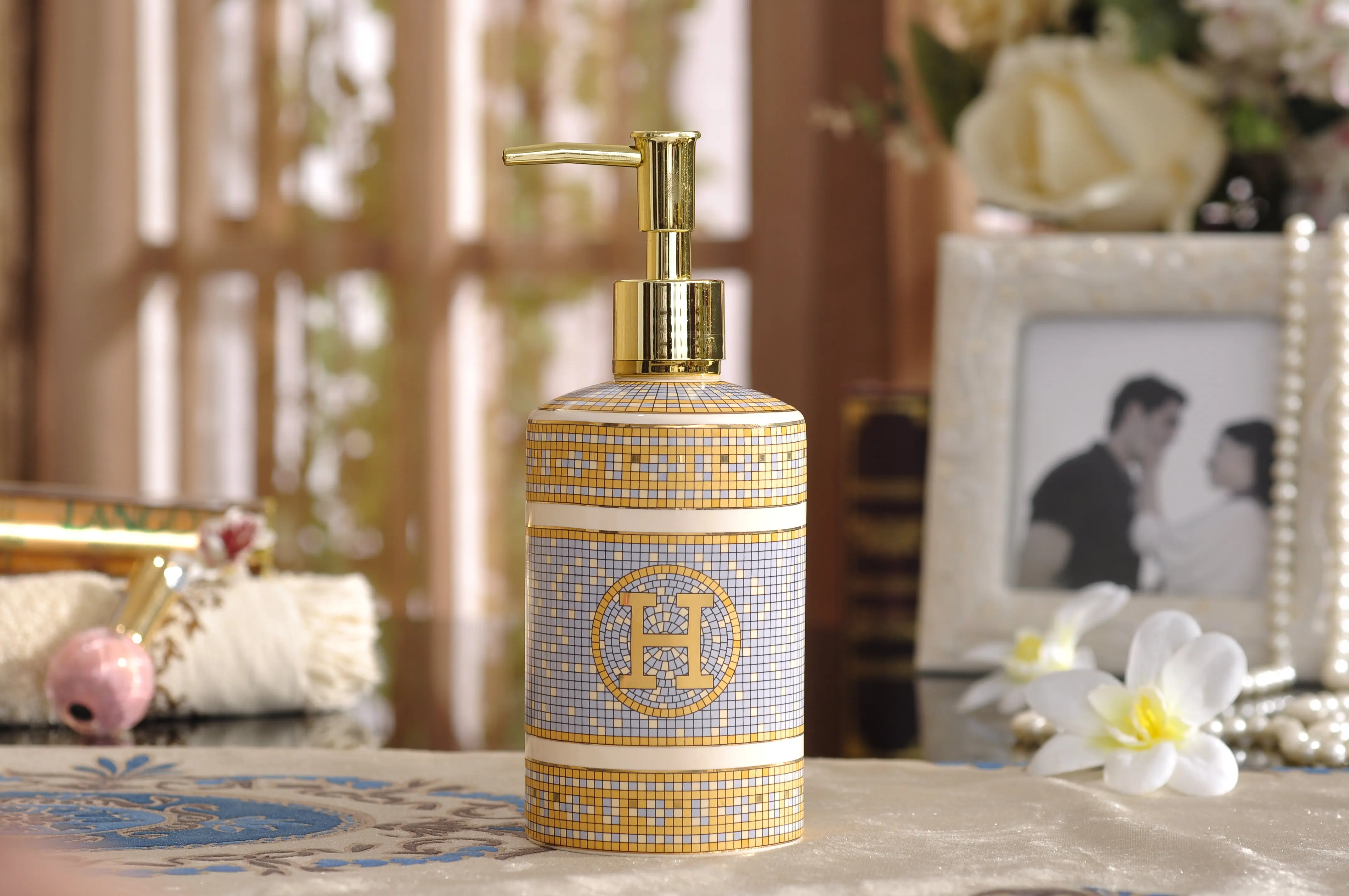 
High Quality Home Decoration Bathroom Accessories Golden Design Ceramic Bathroom Set 