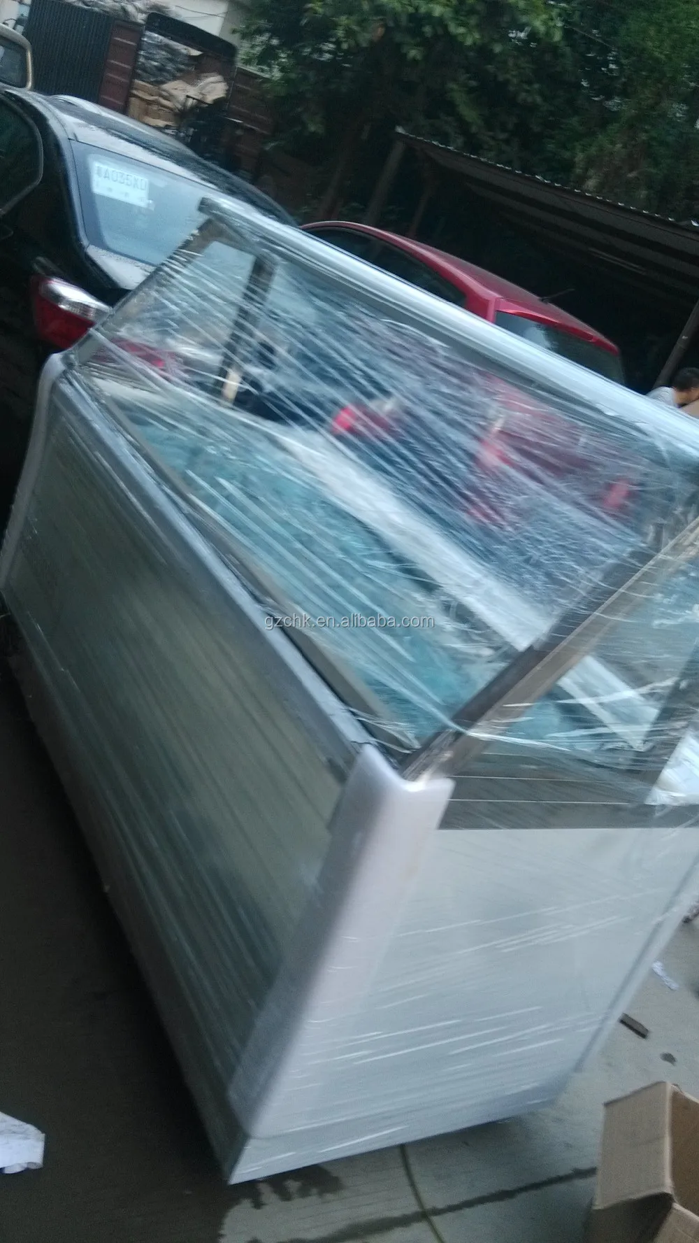 2 door pizza refrigerator with GN pan above and glass cover /Pizza cold working table