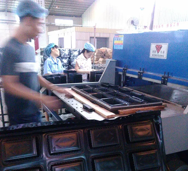 100 тонн, автоматическая гидравлическая пресс-машина для высечки пластиковых лотков из ПЭТ с четырьмя колоннами