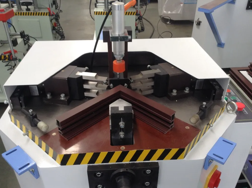 Aluminum door window pneumatic corner crimping machine