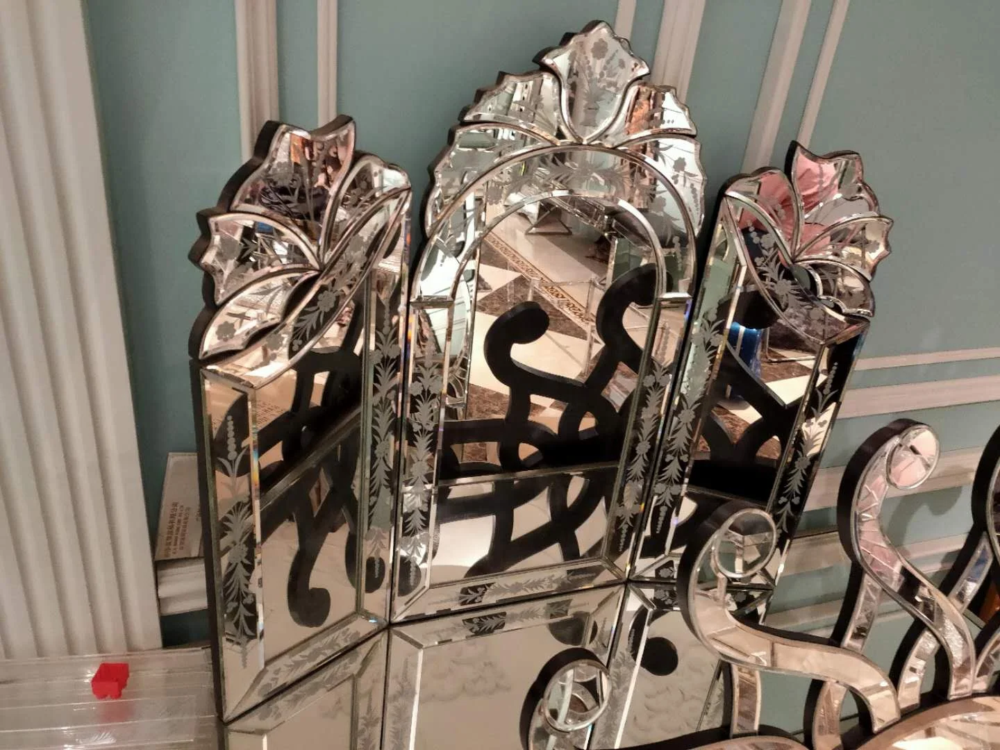 Gorgeous venetian mirror floating wave shape tripple make up mirror