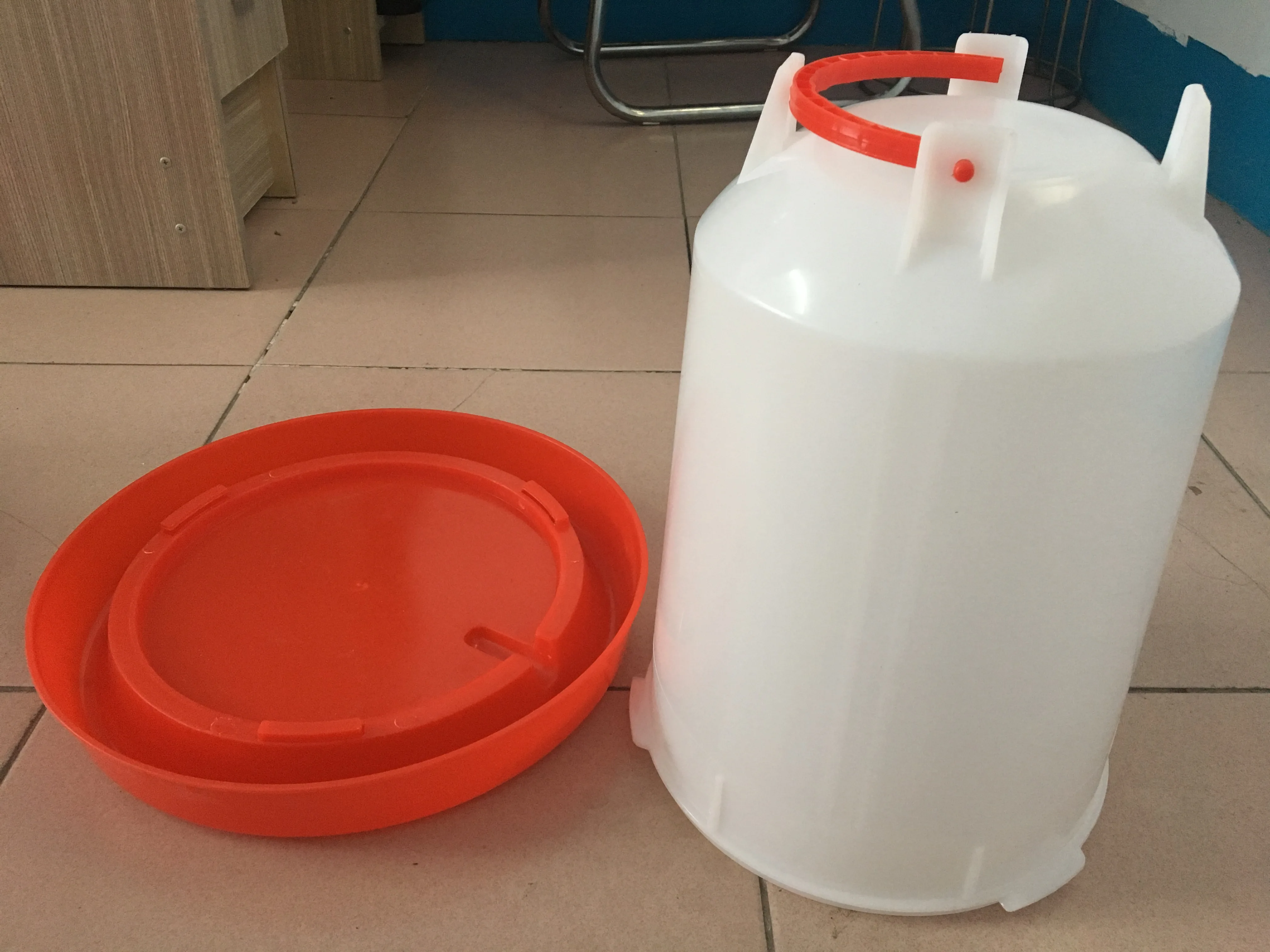 Good quality chicken feeders and drinkers factory price