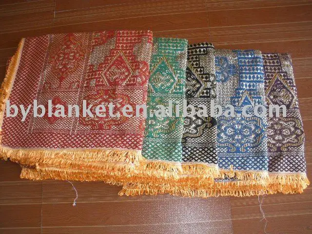 
Одеяло с золотой нитью 