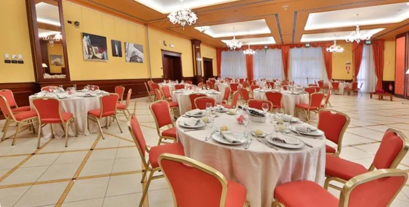 wholesale aluminum red & gold stackable banquet chair for sale