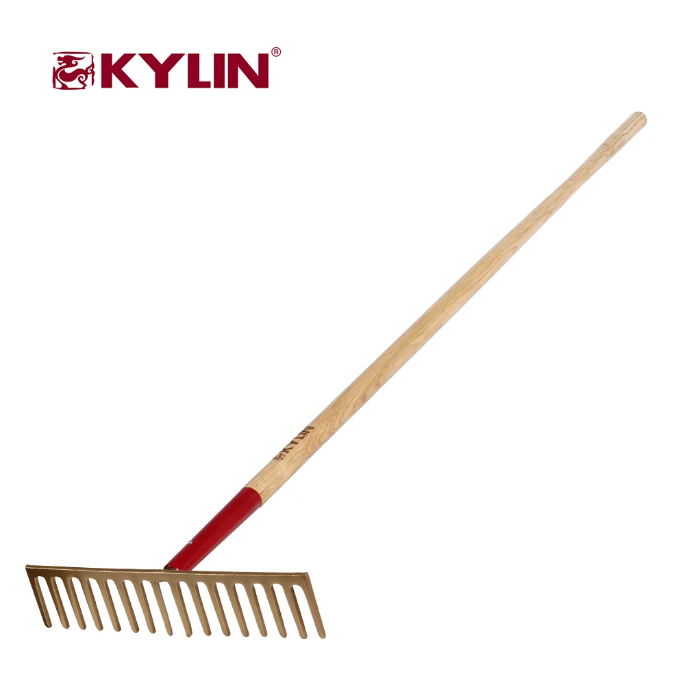 Кованые металлические грабли в инструментах