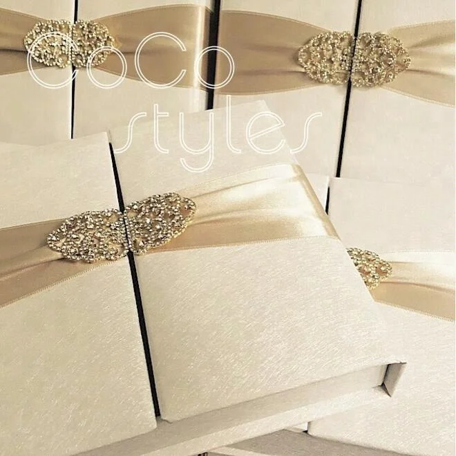Cocostyles custom super luxury art paper hardcover invitation card box with crystal brooch and ribbon for arab wedding party