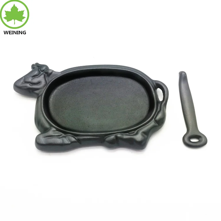 Round sizzling plate cow shape cast iron restaurant steak sizzling plate with wooden base