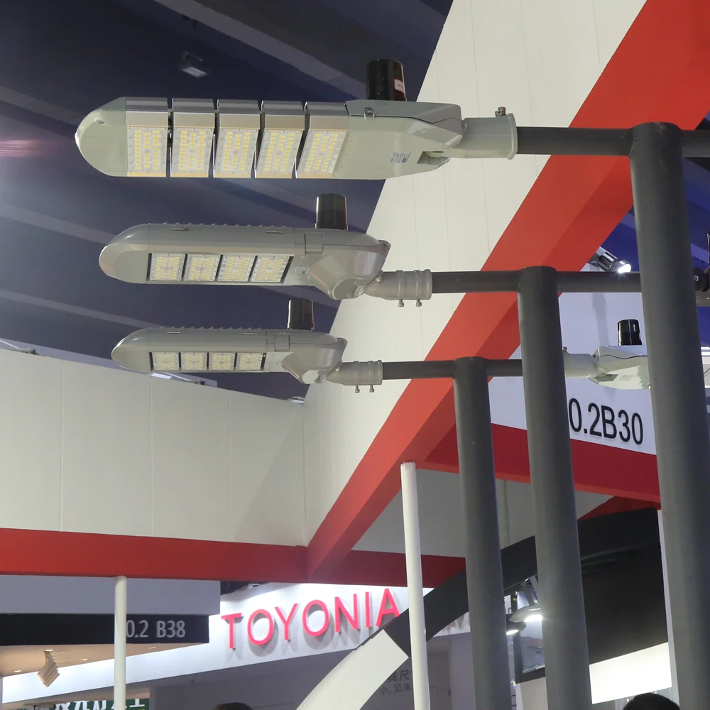 China best sales street light trucks fluorescent 250W street light with dark to dawn sensor