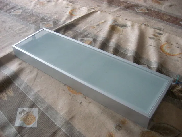 Плоская полка из закаленного стекла с цветным светодиодным освещением