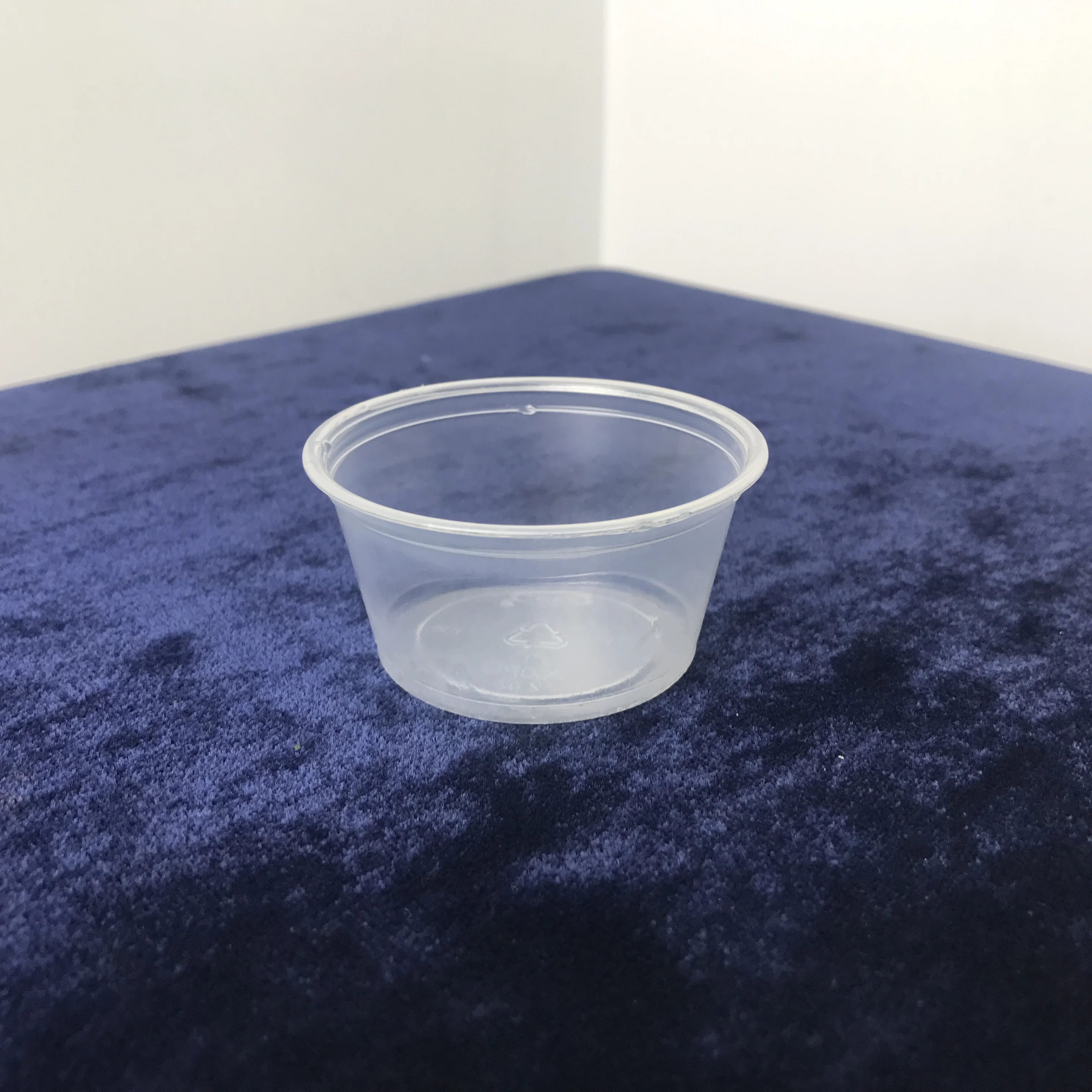 Белая/черная одноразовая пластиковая чашка объемом 2 унции из ПП (чашка для соуса/кружка для суфле) с крышкой из ПЭТ