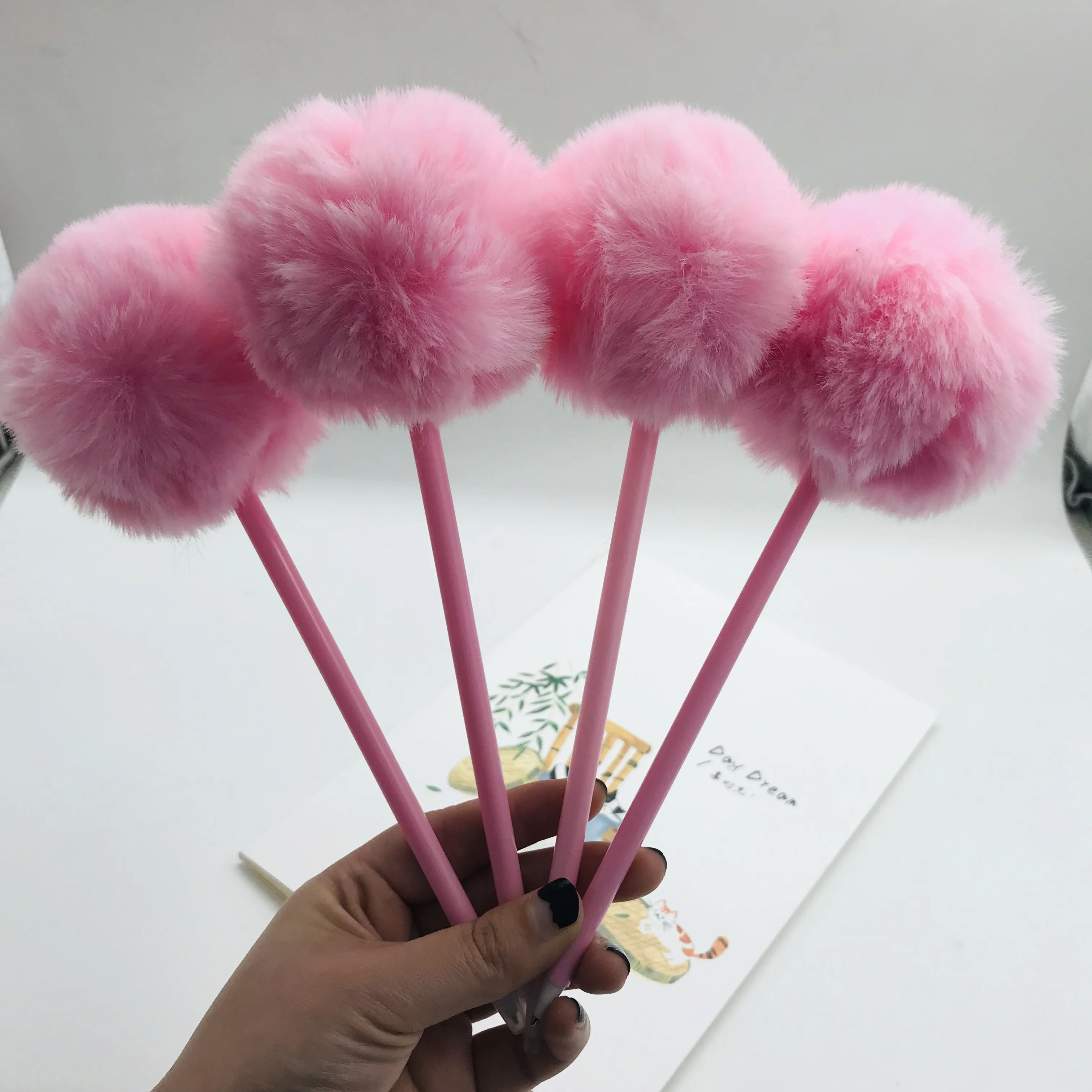 Розовый карандаш/ручка с помпоном