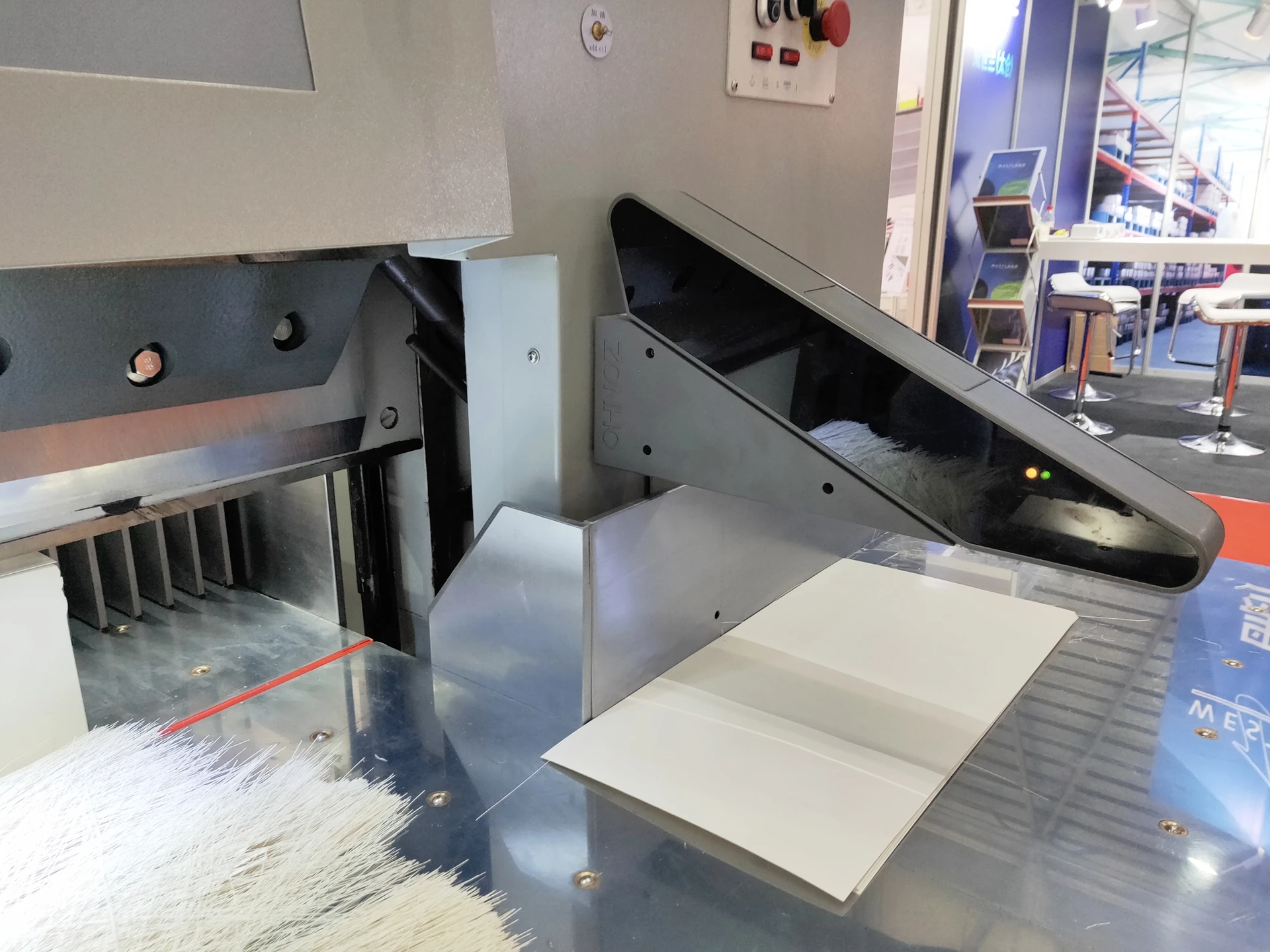 68cm Automatic Paper A4 Size Sheeting Machinery Polar Cutter (QZYK680DL-10)