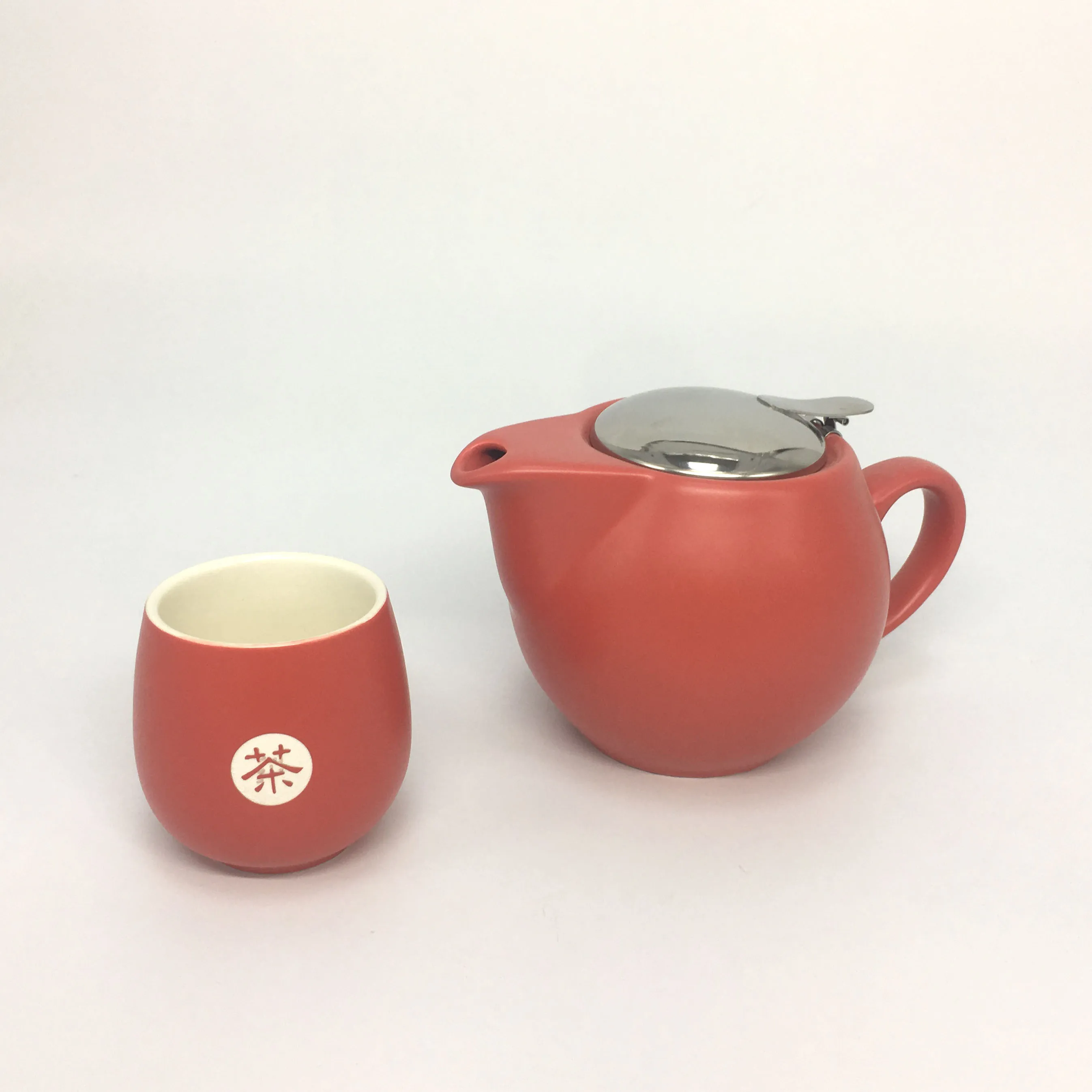 porcelain tea pot with stainless steel lid and strainer