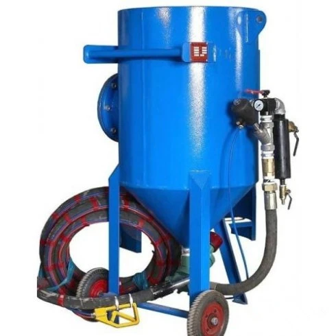 Portable high pressure blast cleaning pot