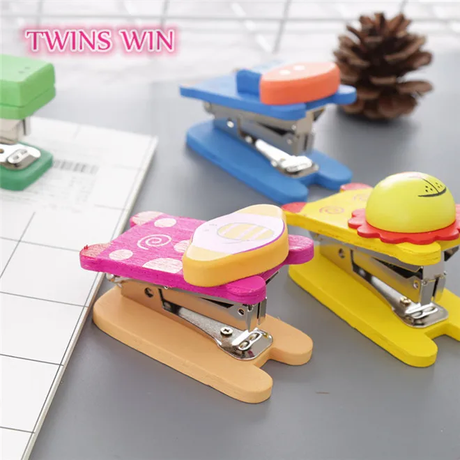 Рекламный корейский новый стиль канцелярские принадлежности для офиса Многофункциональный Деревянный мини степлер в форме