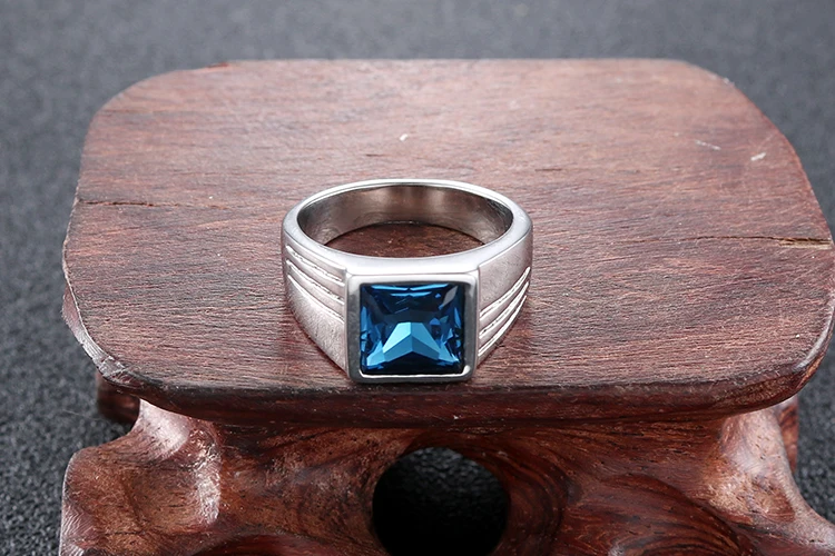 Dongguan Фабрика высокой полировки саудовские мужские байкерские серебряные кольца из нержавеющей стали с большим синим кубическим цирконием