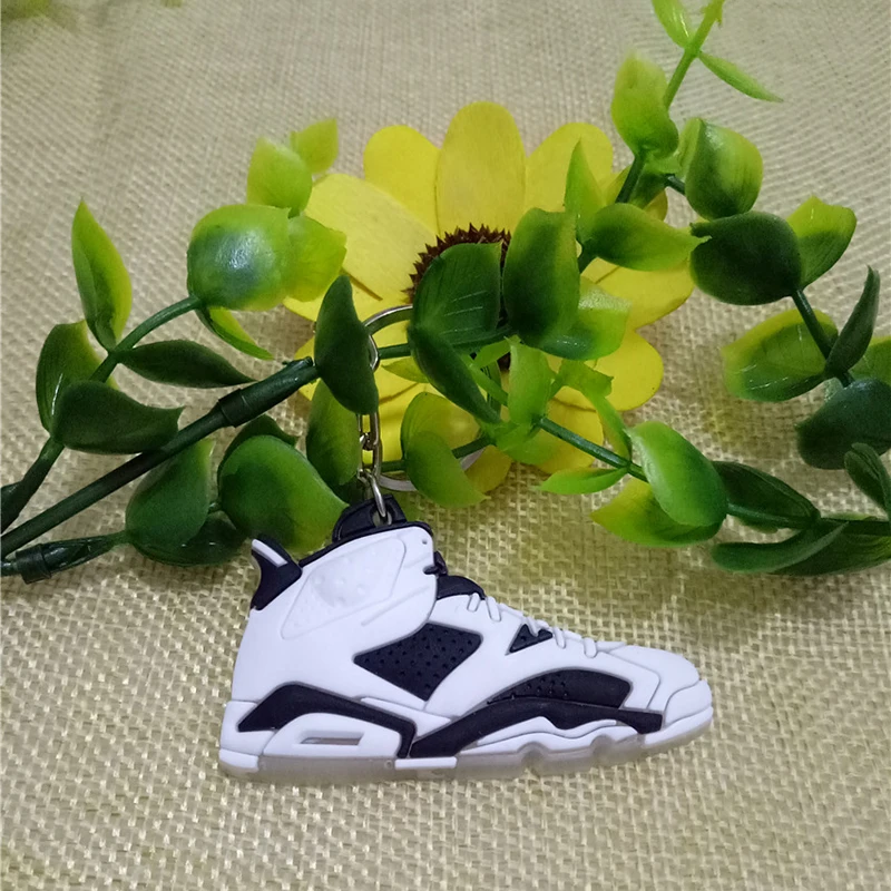
2018 Customized cartoon sneaker key pendant 