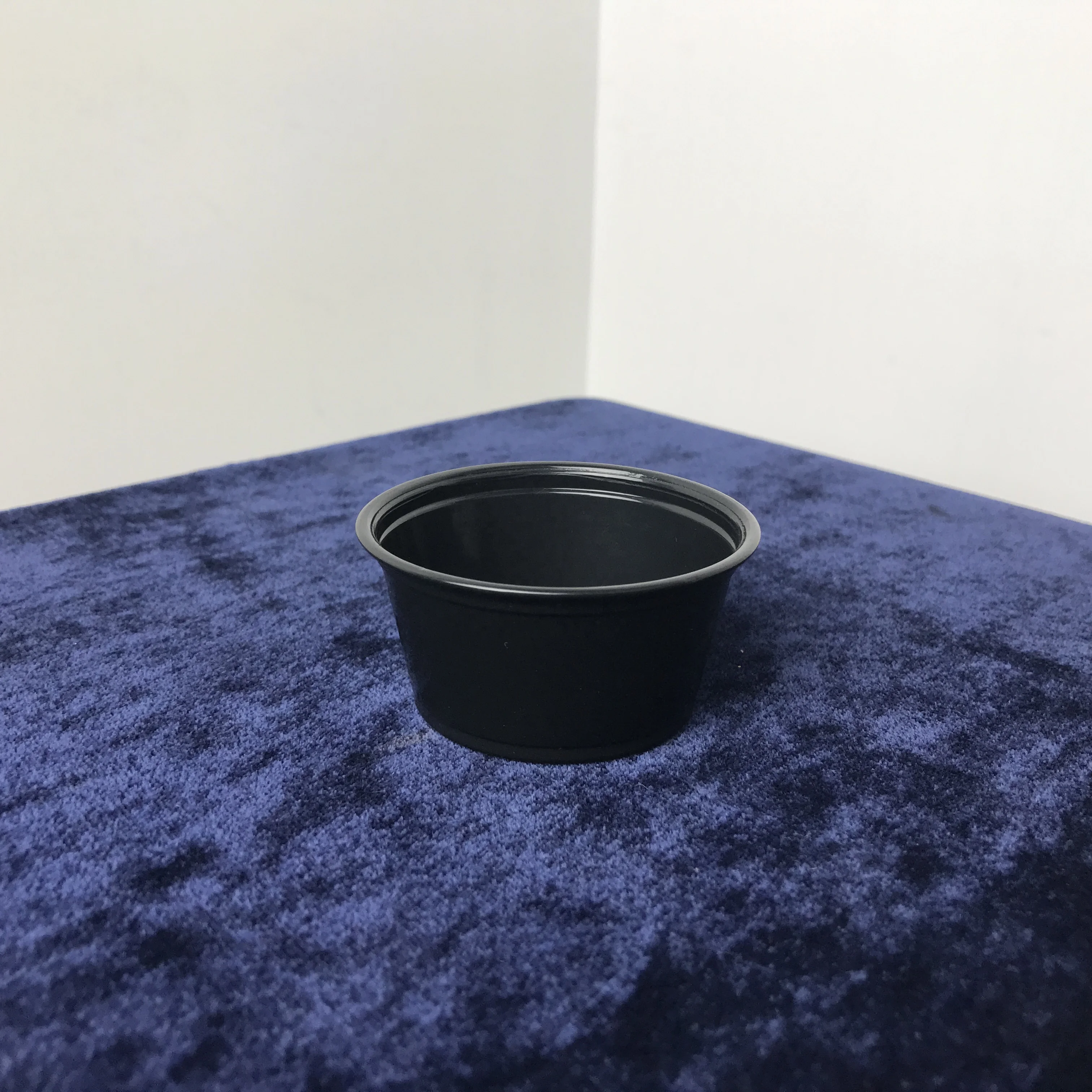 Белая/черная одноразовая пластиковая чашка объемом 2 унции из ПП (чашка для соуса/кружка для суфле) с крышкой из ПЭТ