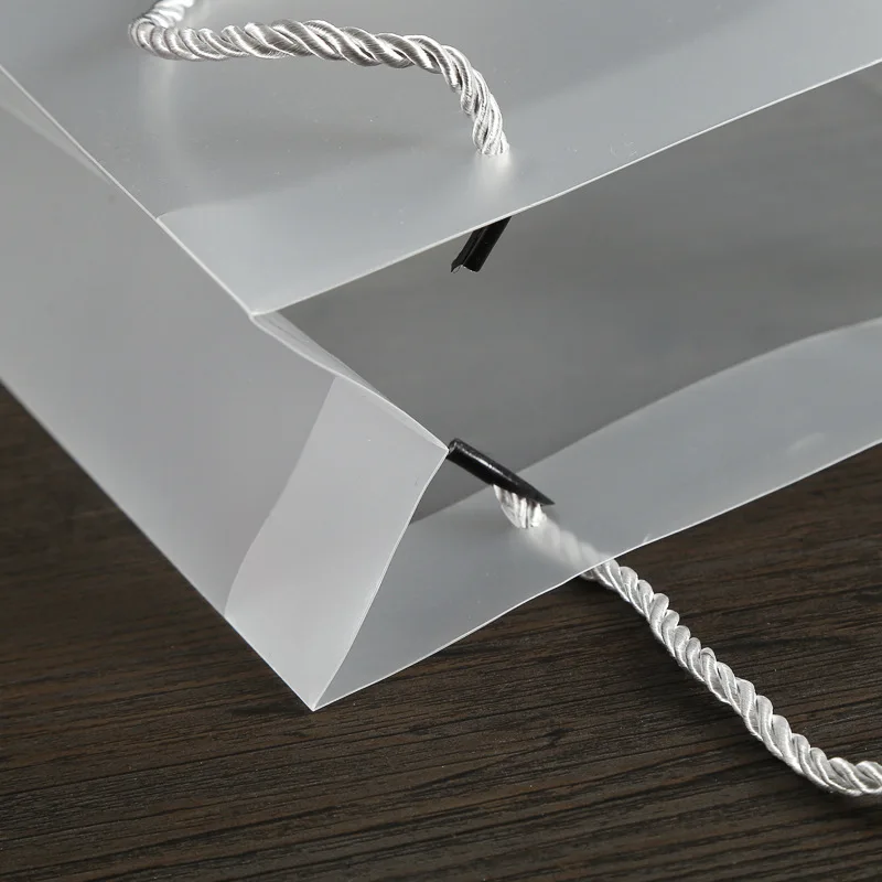 
Logo Print vinyl rope with handle hard pp Plastic shopping bag 