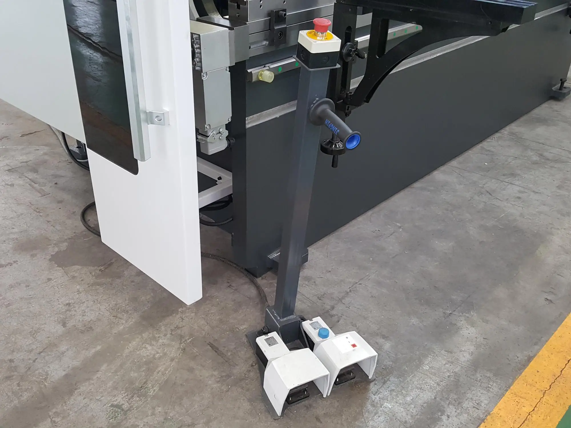 Accurl High precision cnc press brake with Germany system