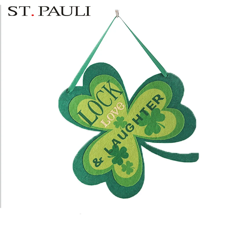 
 Интерьер дома висит атрибуты украшения на День Святого Патрика  