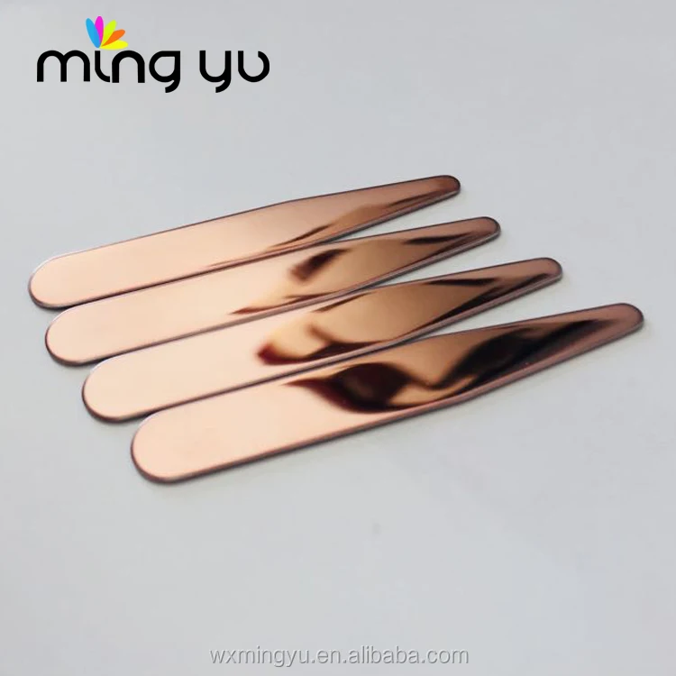 Металлический ошейник с блестящей поверхностью