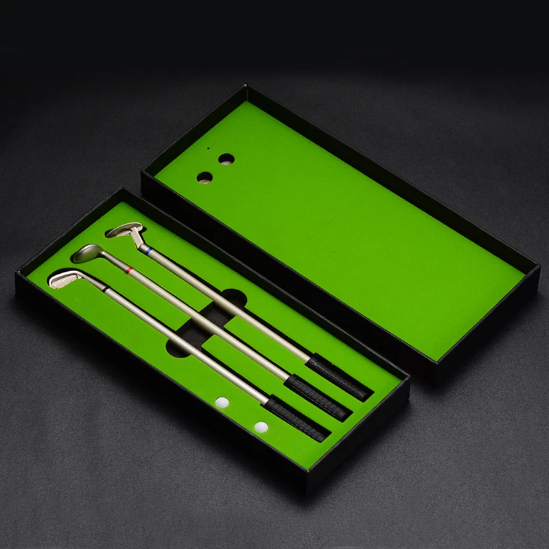 
Golf Pen Set Mini Desktop Golf Ball Pen Gift Set with Putting Green Flag 3 Colors Metal Golf Clubs Models Pens 2 Balls 