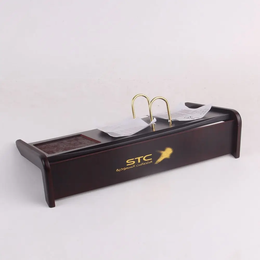 Low MOQ Manufactory Office Display Usage Lacuqer Wood Desk Calendar with metal hook For Arabic Decor