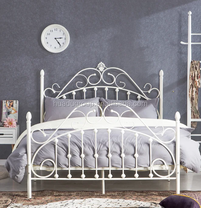 Металлическая двуспальная кровать