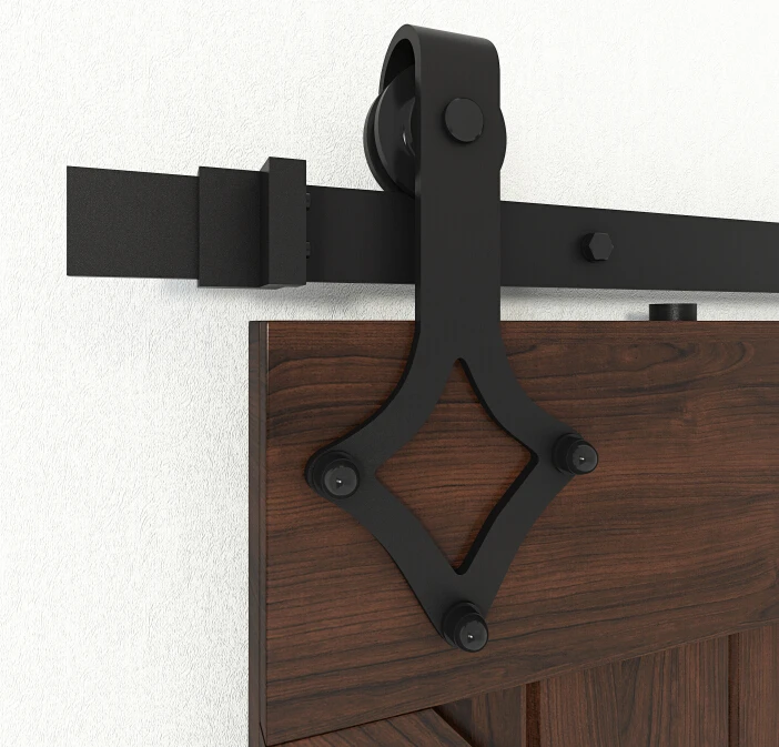 Старинная сельская ферма, скользящая двойная дверная фурнитура, используемая для современной деревянной двери сарая