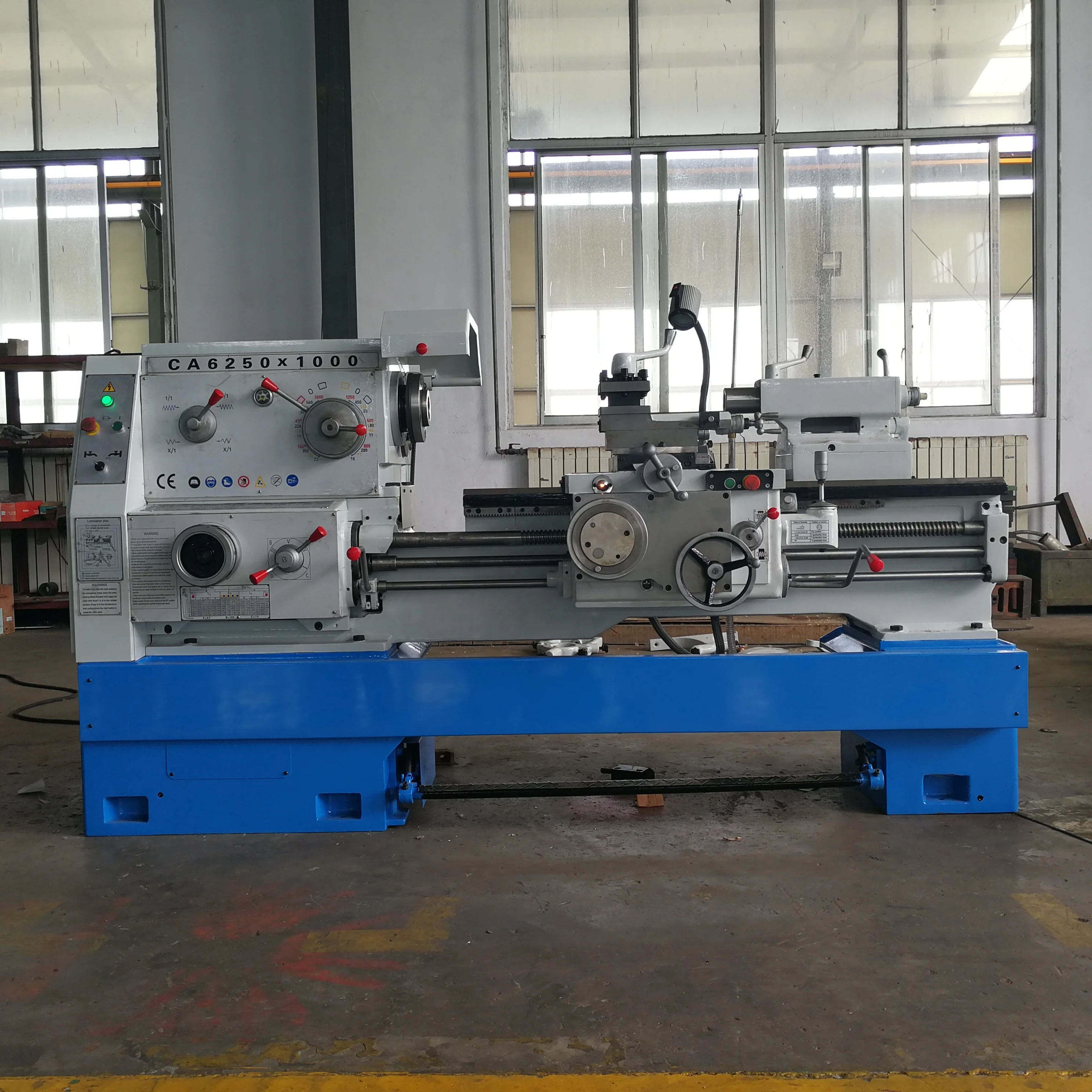 horizontal china cheap lathe CA6261 mini metal lathe machine price