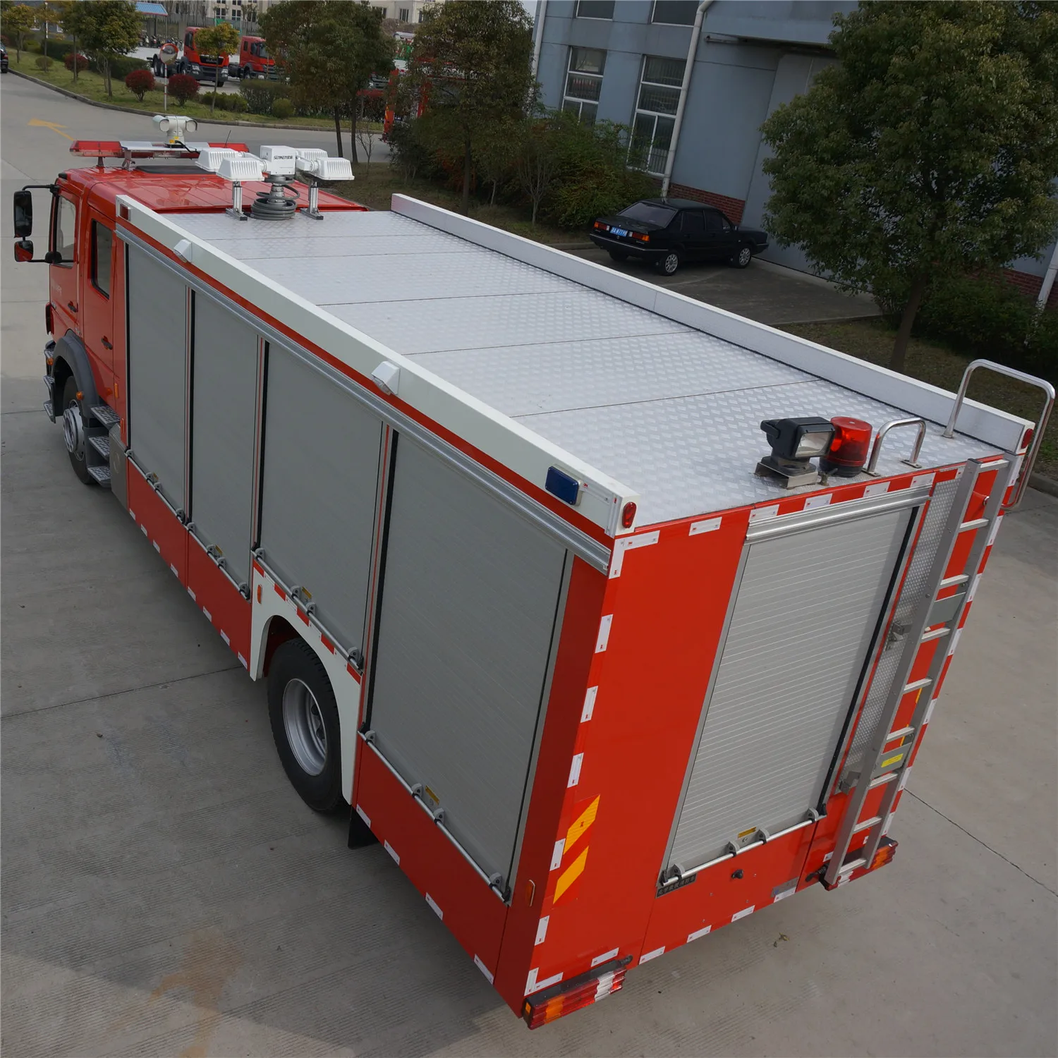 High Quality Imported Chassis Chemical Accident Rescue Fire Truck Fire Engine with Two row cab