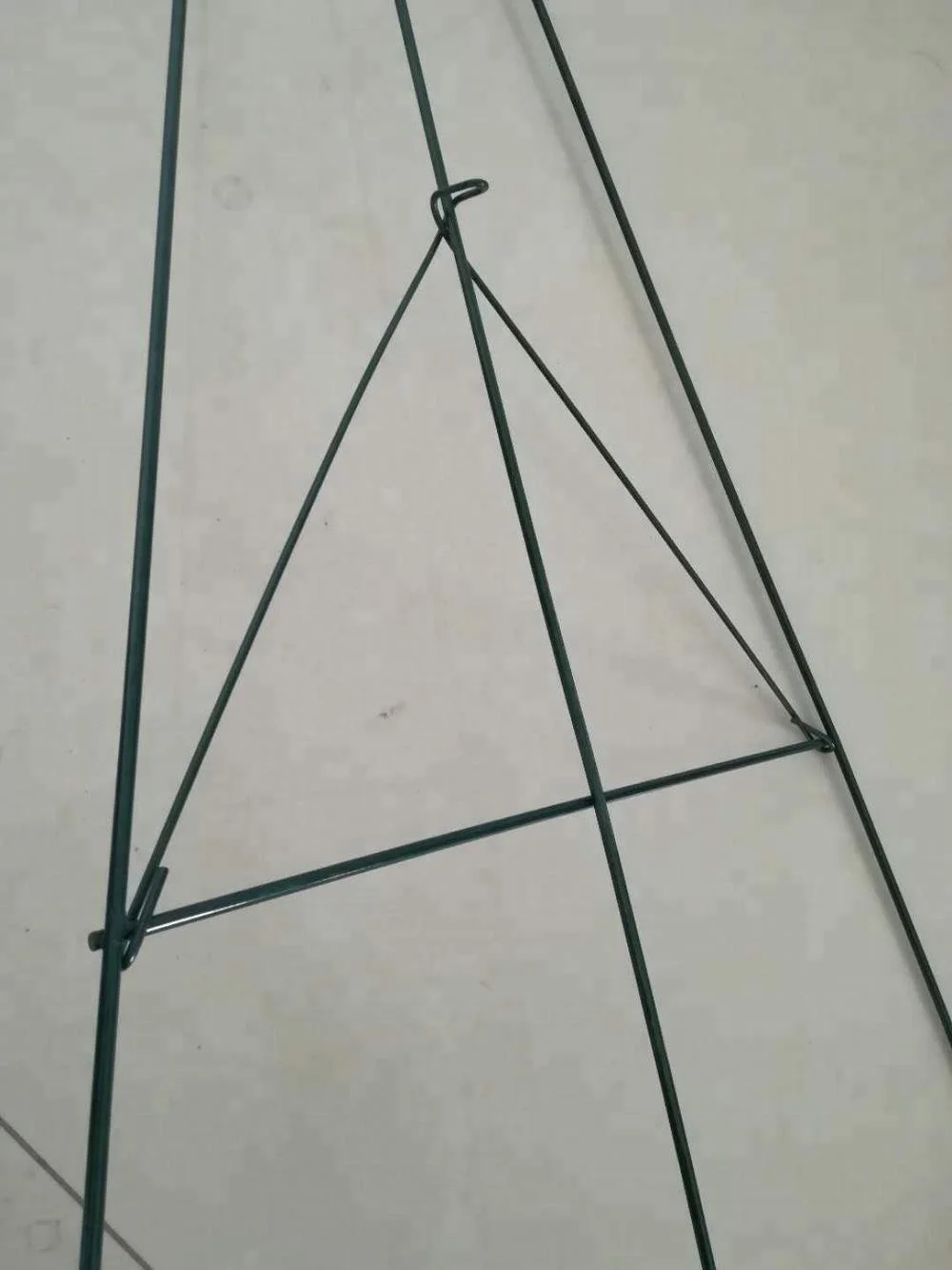 Выставочные стенды с изображением венка из металлической проволоки