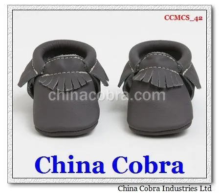 
soft sole leather baby moccasins shoes without the characters on them with fringe on them 