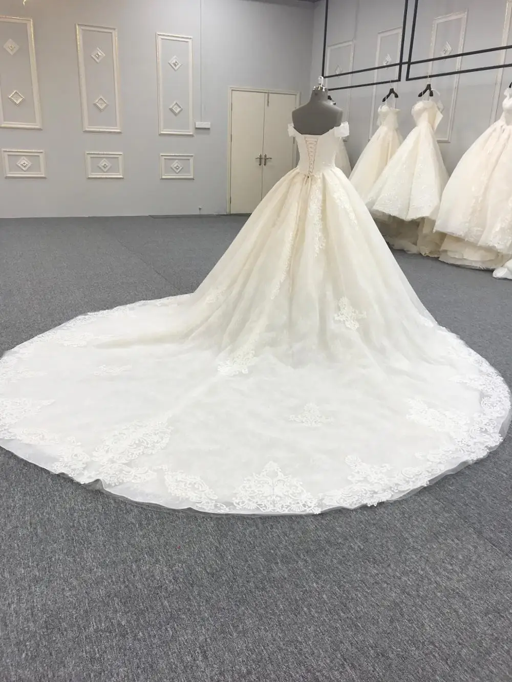 Luxury long tail wedding dress bridal gown 2019 WT345