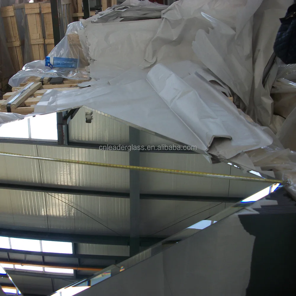 Безрамная скошенная настенная зеркальная поверхность