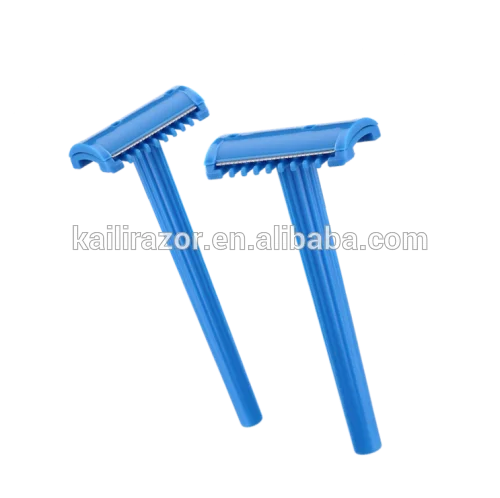 Single blade safety razor with comb, plastic handle and fixed head for shaving