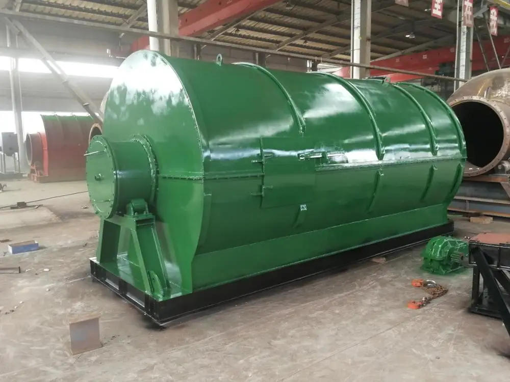 Installation for processing tires into fuel oil using pyrolysis