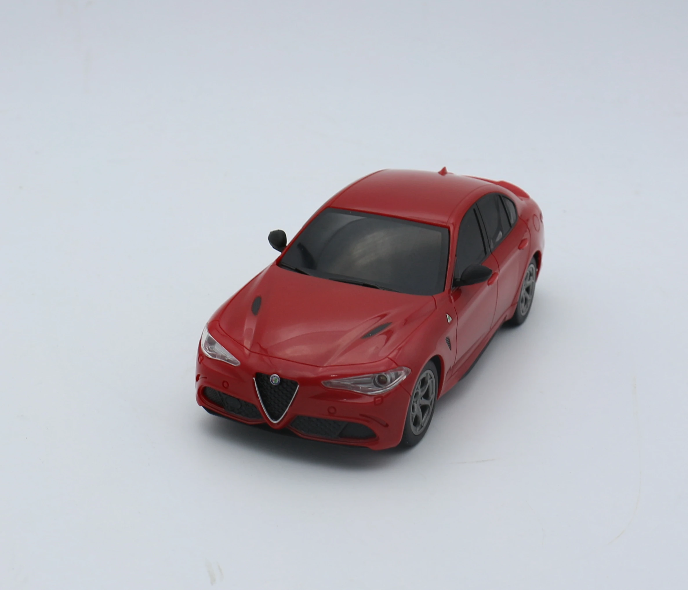  Радиоуправляемый автомобиль Alfa Romeo Giulia с подсветкой масштаб 1 18 2 4G радиоуправляемая модель аккумулятор 1:18 пластик белый/красный BSCI/ISO9001
